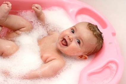 Baby mit Badeschaum © lamma - Fotolia.com
