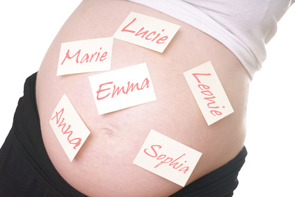 schwangere Frau mit Mädchennamen auf dem Bauch © PhotographyByMK - Fotolia.com