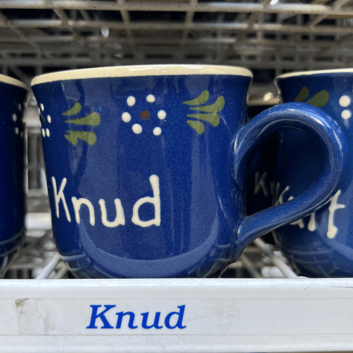 Vorproduzierte Namenstasse für Knud in einem Souvenirgeschäft in Kopenhagen, Dänemark