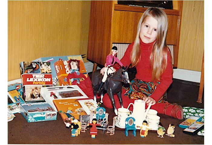 Annemarie zu Weihnachten 1977 mit ihrer neuen Barbie.